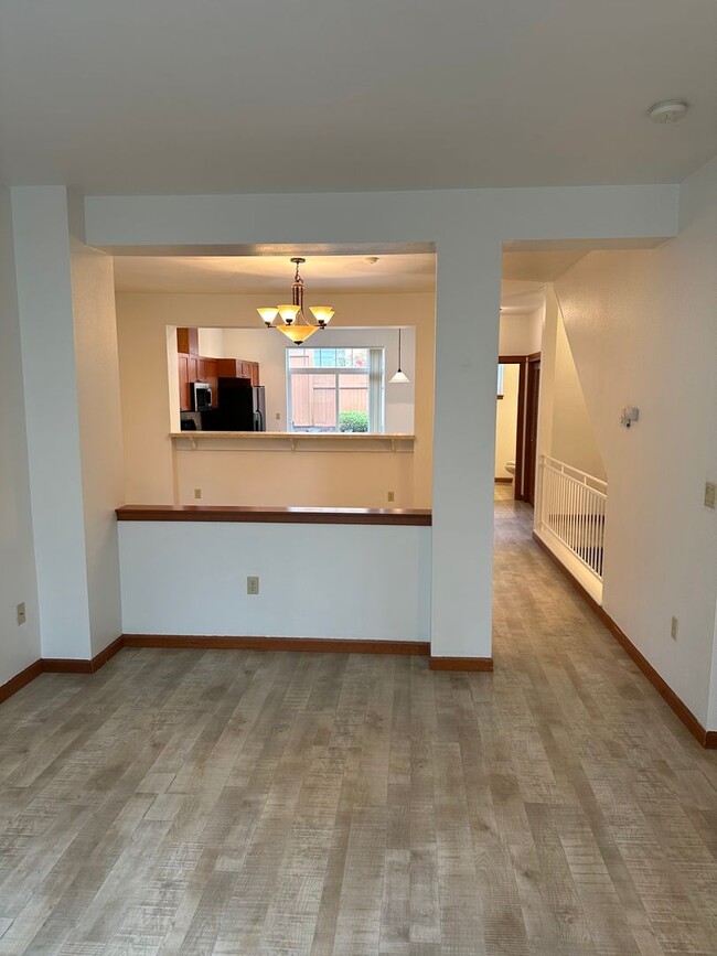 Building Photo - Charming 3 Bed 2.5 Bath Townhome $$2,850/m...