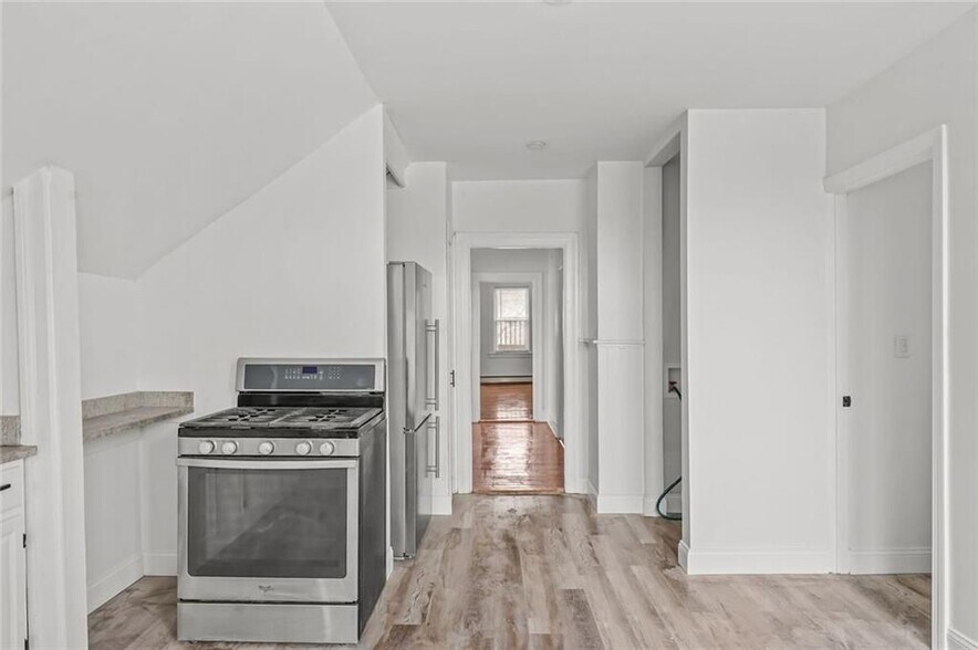 Building Photo - 123 Radcliffe Ave