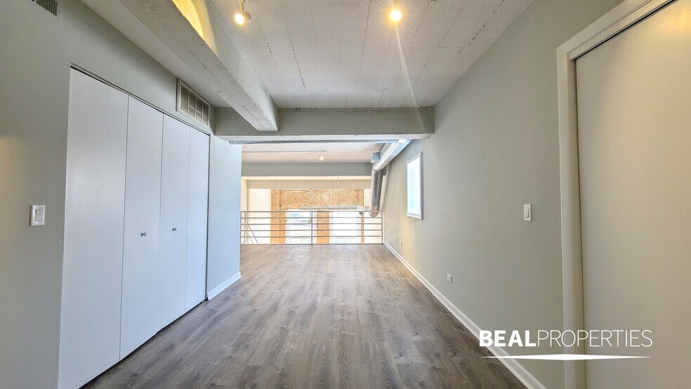 Building Photo - 2320 N Damen Ave