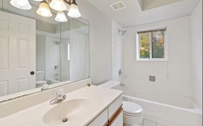 Building Photo - 2 BED 2 BATH CONDO