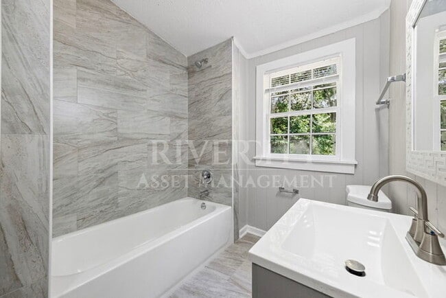 Building Photo - HUGE 4 BED 2 BATH PROPERTY!!!!!! SECTION 8...