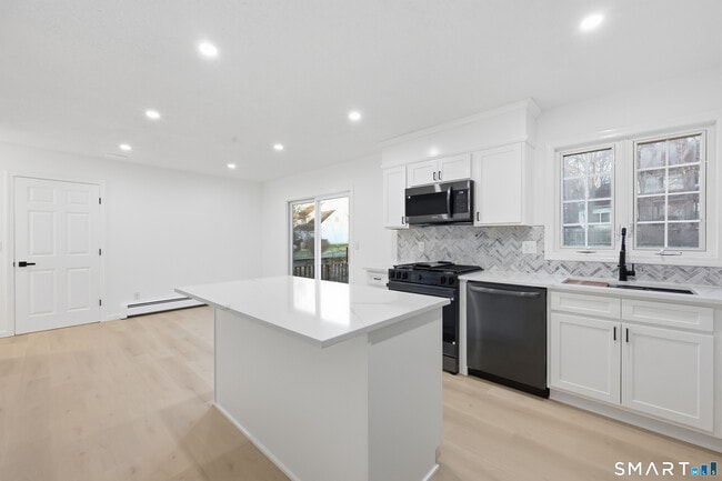 Building Photo - 70 Victoria Ct