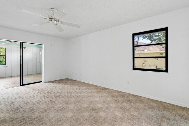 Building Photo - 2041 SE Floresta Dr