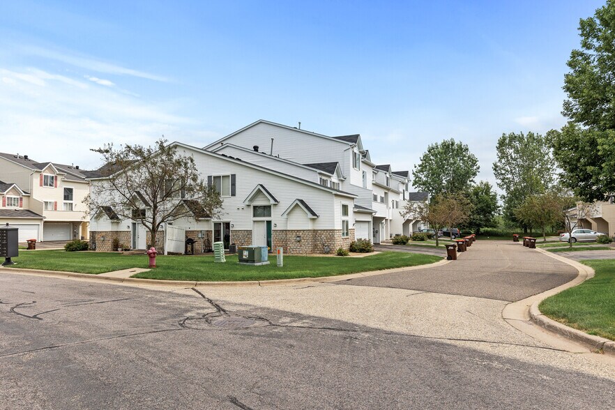 Building Photo - 6860 Meadow Grass Ln S