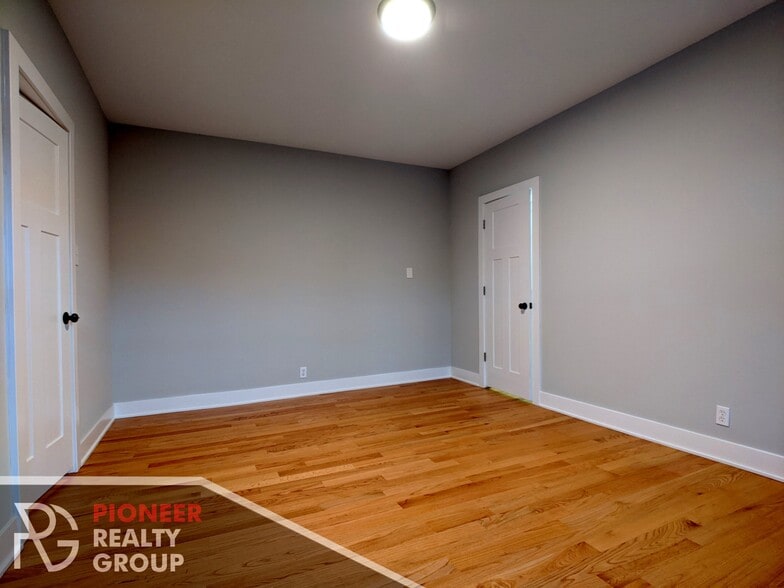 Building Photo - 4409 N Wolcott Ave