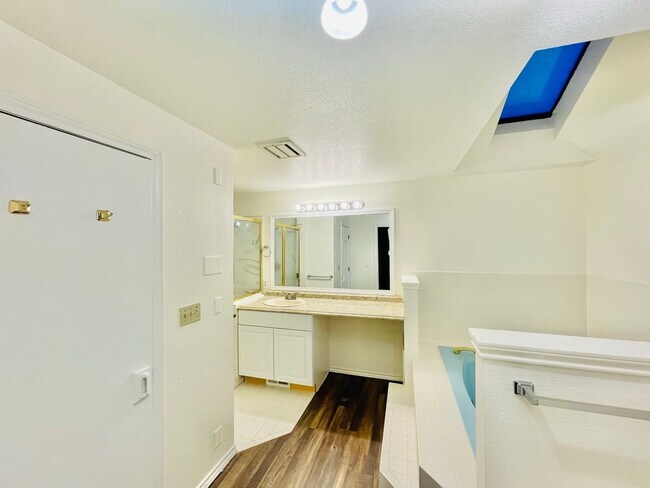 Building Photo - Luxurious 4-Bedroom Retreat with Mount Rai...