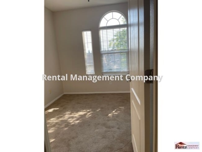 Building Photo - gated community, large open kitchen great for entertaining