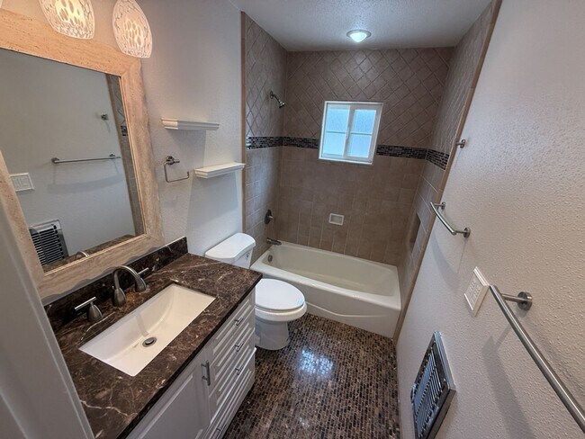 Building Photo - 3 brd, 1 bath located  in the Chandler Bike Path Neighborhood