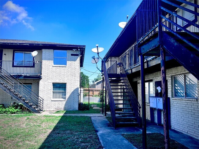 Building Photo - 6802 Sayers St