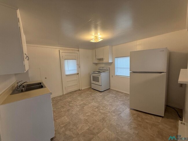 Building Photo - 207 W Chisum Ave