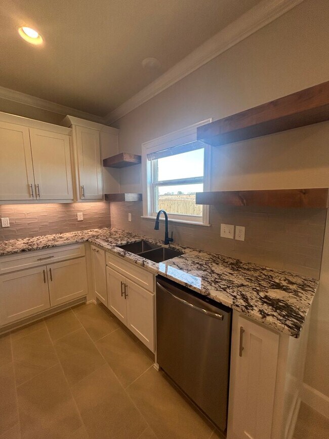 Building Photo - Beautiful Modern Home in Pea Ridge!