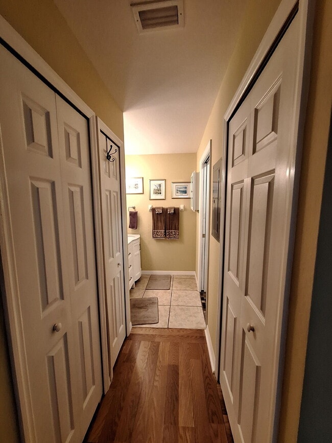 Building Photo - Beautifully upgraded Ground Floor condo with lake view