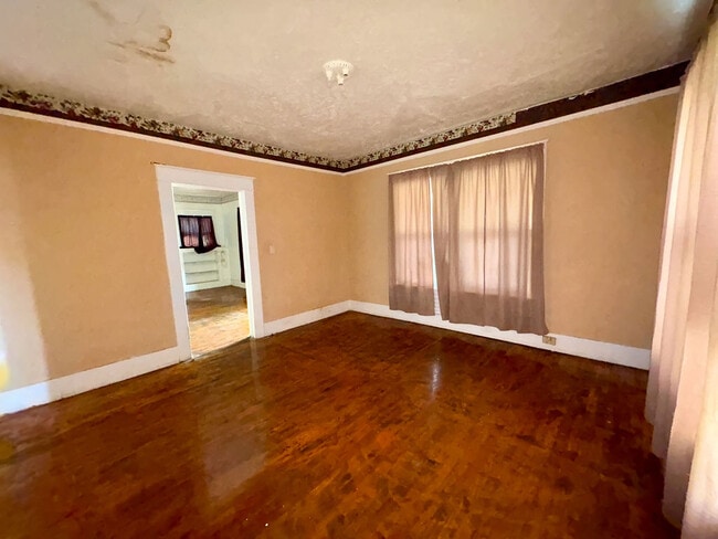Building Photo - 921 Valley Rd Pl