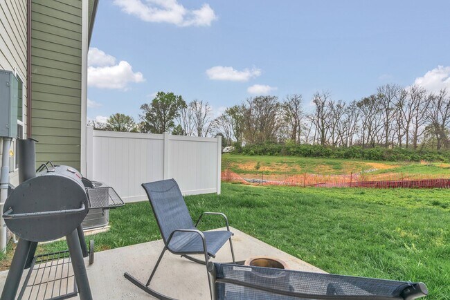 Building Photo - Beautiful Townhome!! Great Location!!