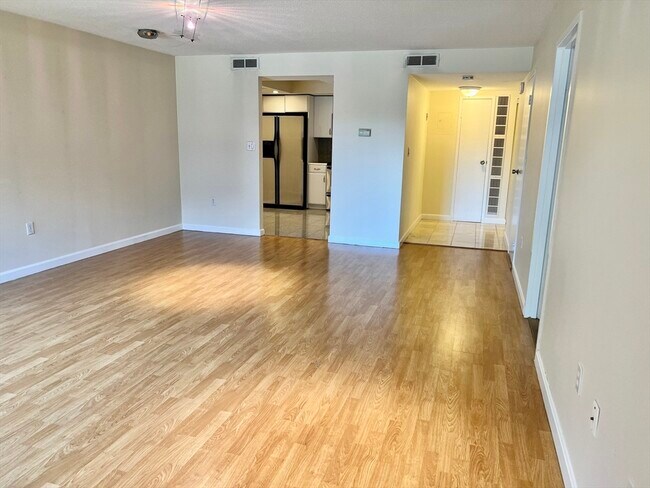 Building Photo - 404 Paradise Rd