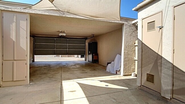 Building Photo - 3BR 1.5BA Townhome with 2 Car Garage, Larg...