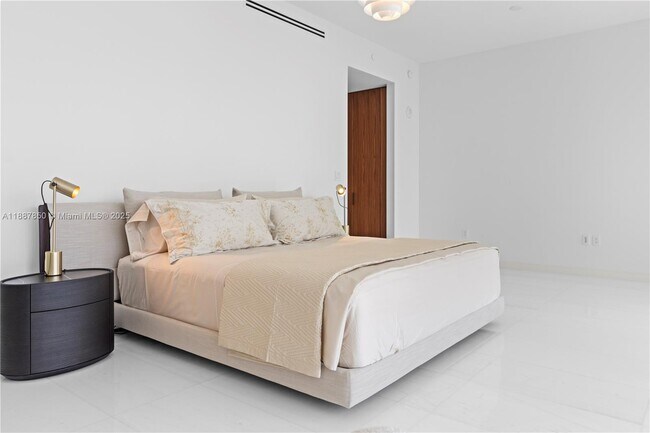 Building Photo - 300 Biscayne Blvd Way