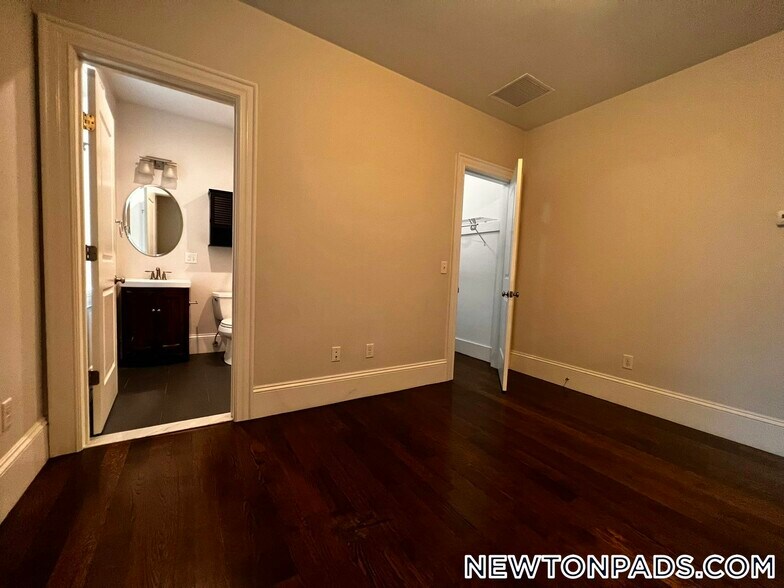Building Photo - 2044 Beacon St