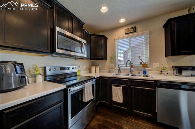 Building Photo - 6673 Galpin Dr