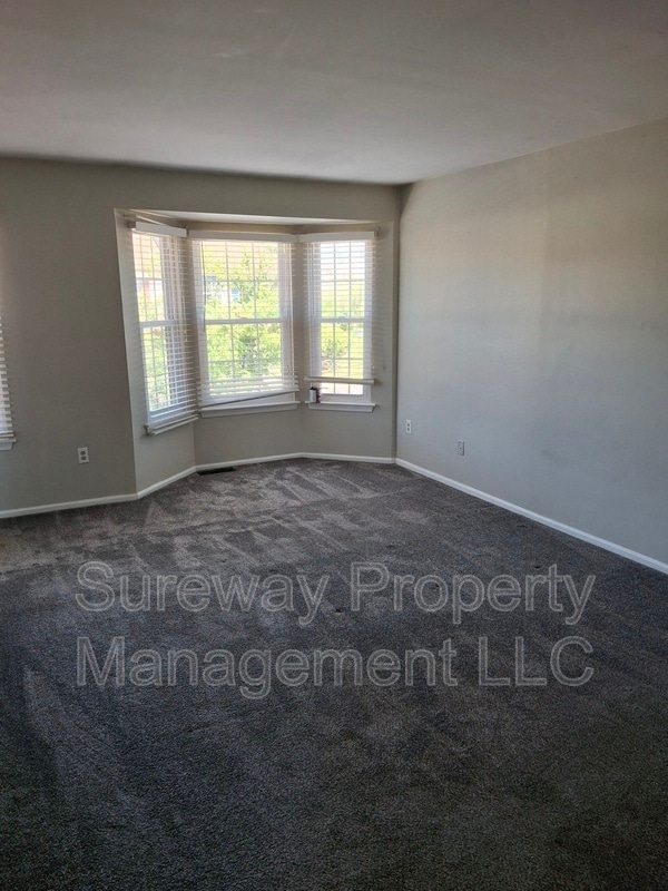 Building Photo - 127 Crown Prince Dr