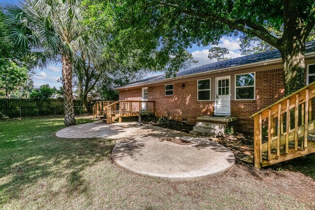 Building Photo - 4 bedroom home in Cordova Park