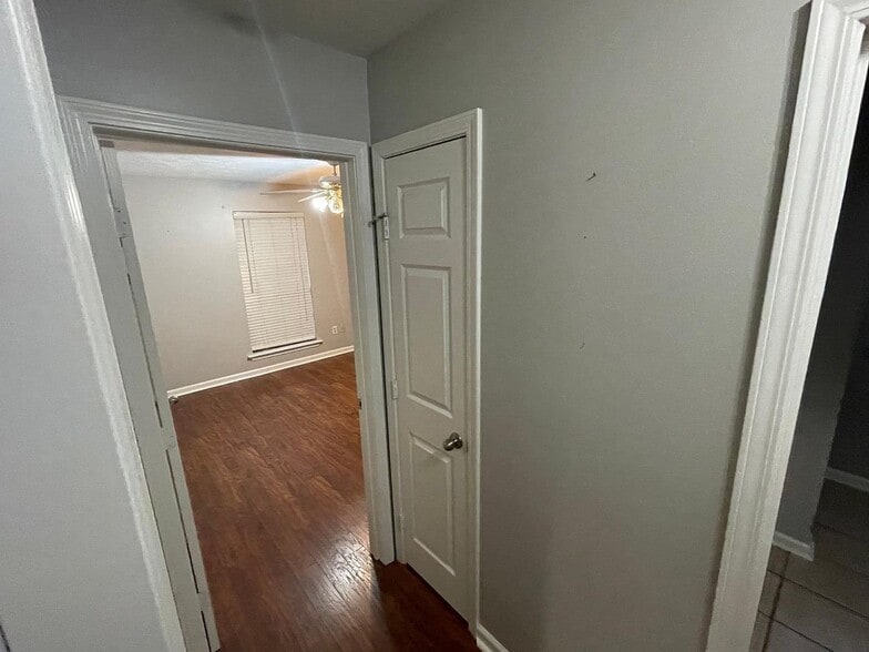 Building Photo - 1717 Point W Dr