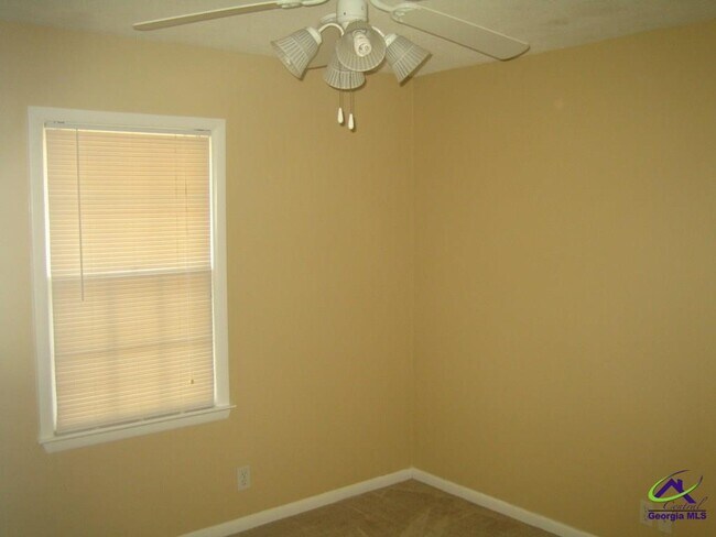 Building Photo - 5 Hampton Square