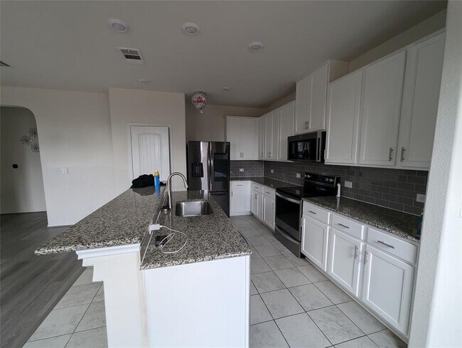 Building Photo - 612 Ayinger Ln