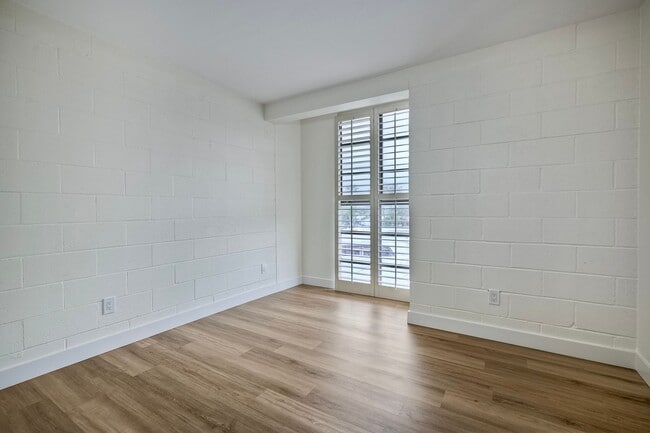 Building Photo - 1250 Cave St