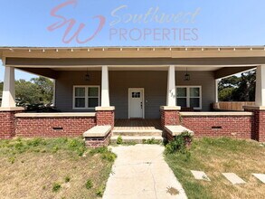 Building Photo - Freshly Remodeled 3 Bed / 2 Bath – Close to Campus | Pets Welcome!