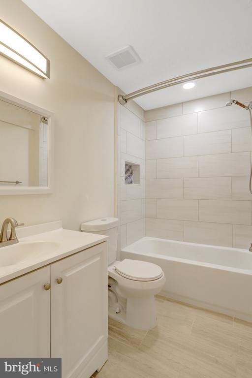 Building Photo - 6120 Beachway Dr