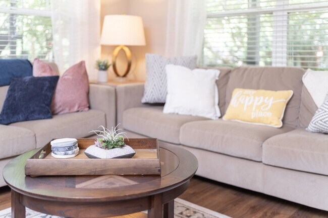 Building Photo - 3 Bedroom Flat, End unit Apartment - Available at Woodlands with $500 deposit. Ask your leasing a...