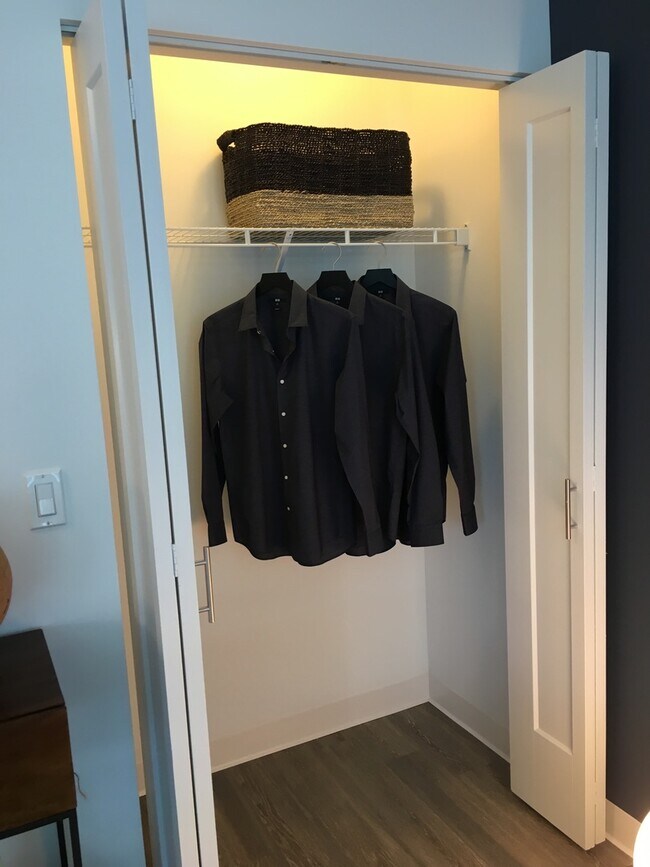 Building Photo - 637 N Wells St