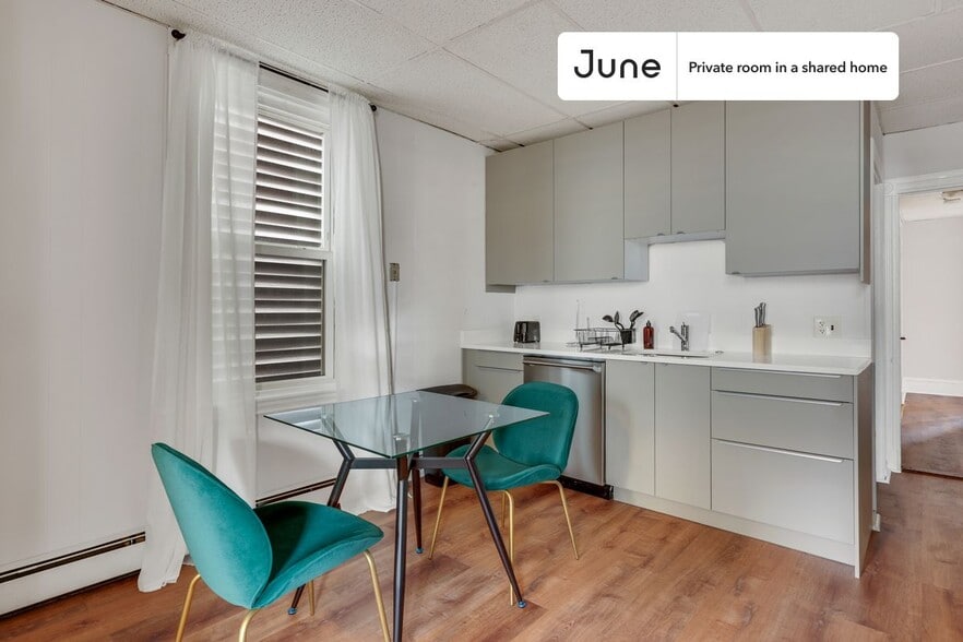 Building Photo - Room in Shared 3 bed/1 bath home