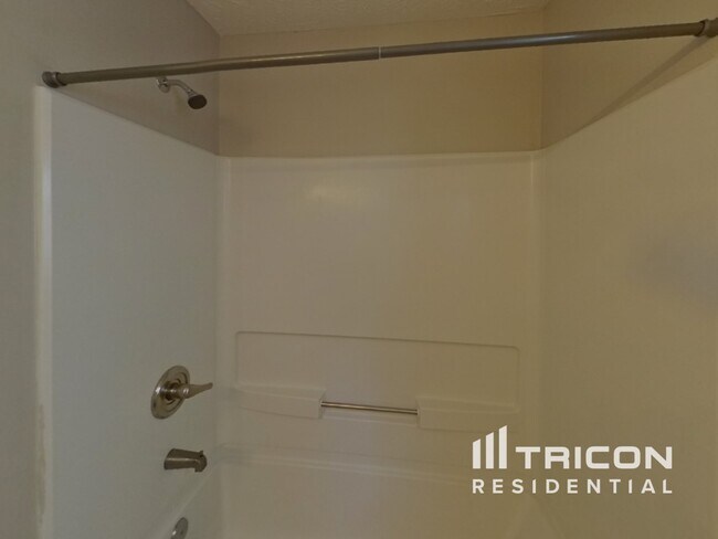 Building Photo - 9521 Lakeview Rd