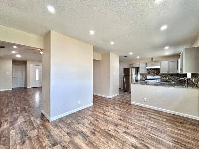 Building Photo - 1306 Troy Ln