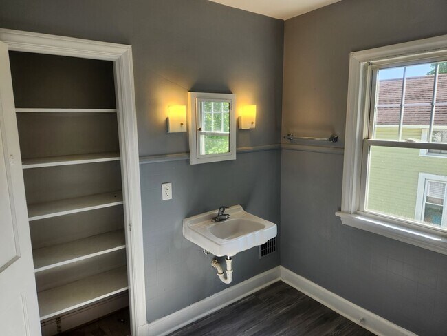 Building Photo - 716-718 E Wheeling St