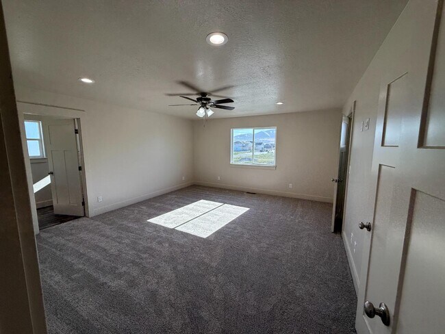 Building Photo - Eastside View Townhomes