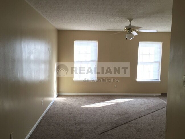 Building Photo - 2824 Ryan Cir