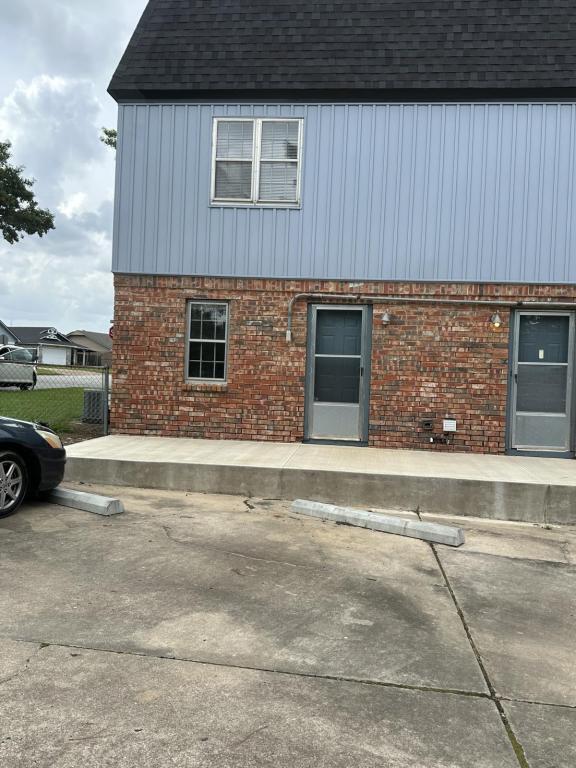 Building Photo - 4700 Windsor Dr