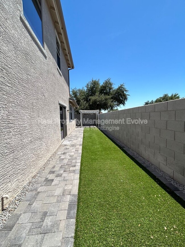 Building Photo - 2632 N 73rd Glen