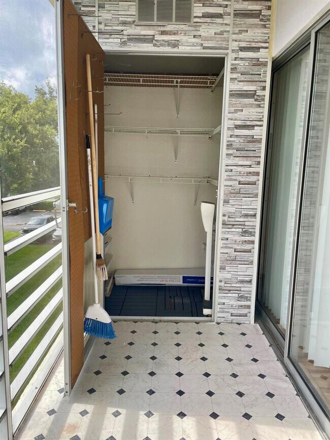 Building Photo - 326 Preston H