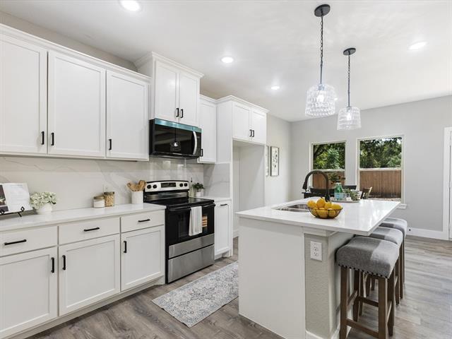 Building Photo - 2411 Mercedes St