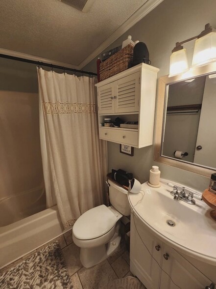 Building Photo - 220 Main St