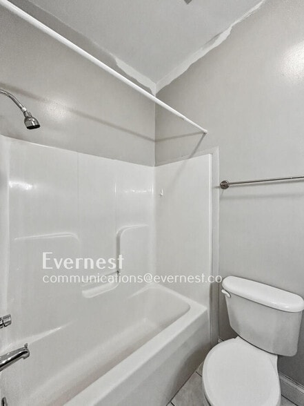 Building Photo - 2418 E Franklin St