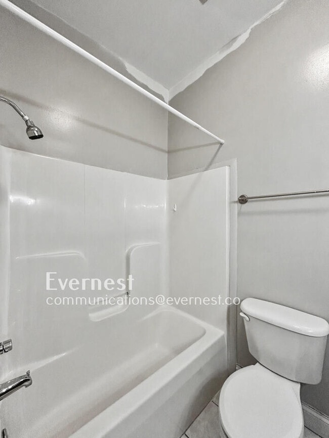 Building Photo - 2418 E Franklin St