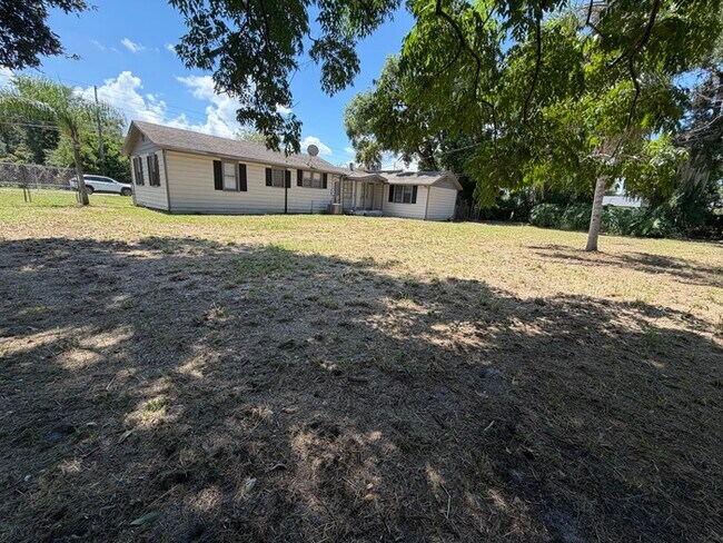 Building Photo - 3/2 Orlando Home Large Back Yard Immediate Move In!