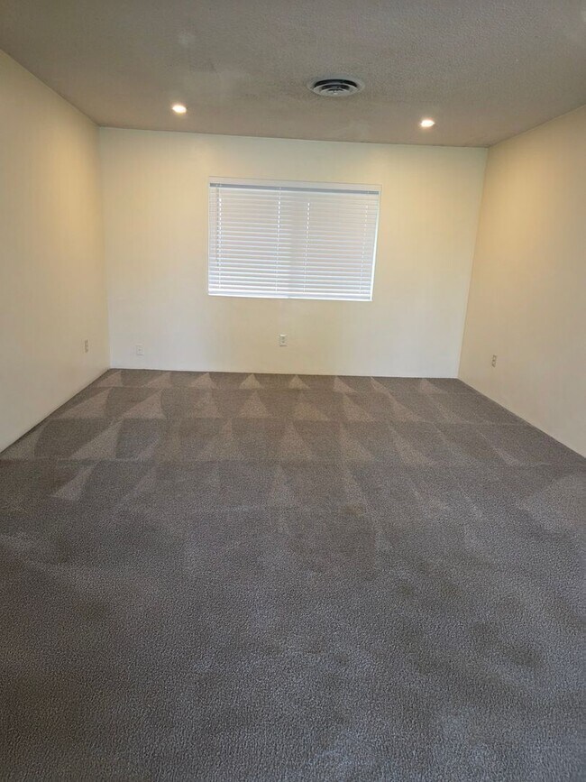 Building Photo - 3824 Christmas Tree Ln