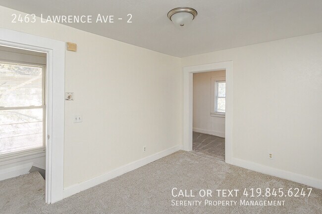 Building Photo - 2463 Lawrence Ave