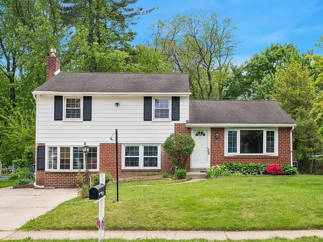 Building Photo - This well-maintained 3-bedroom, 1.5-bath split-level in Twin Oaks Farms is move-in ready